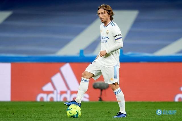 詹姆斯生涯总得分突破4.5万，历史第一人