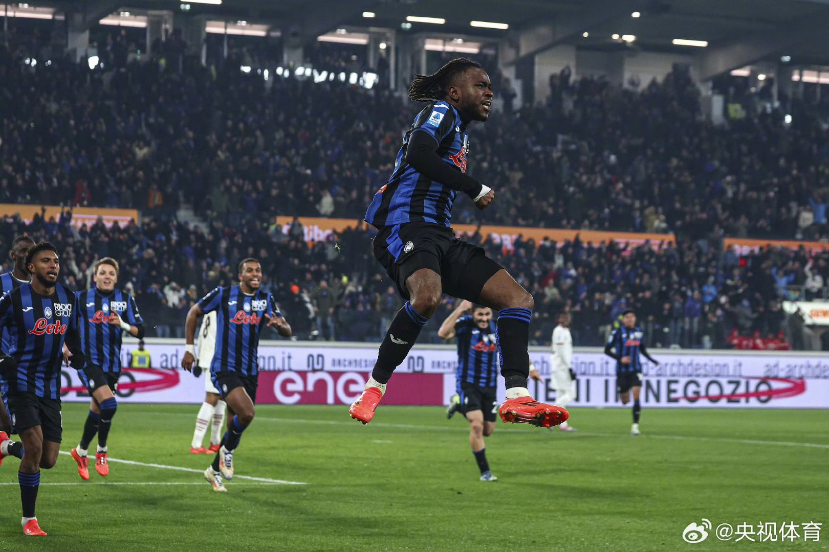 世界波攻破智利球门，阿尔瓦雷斯收获职业生涯第100球